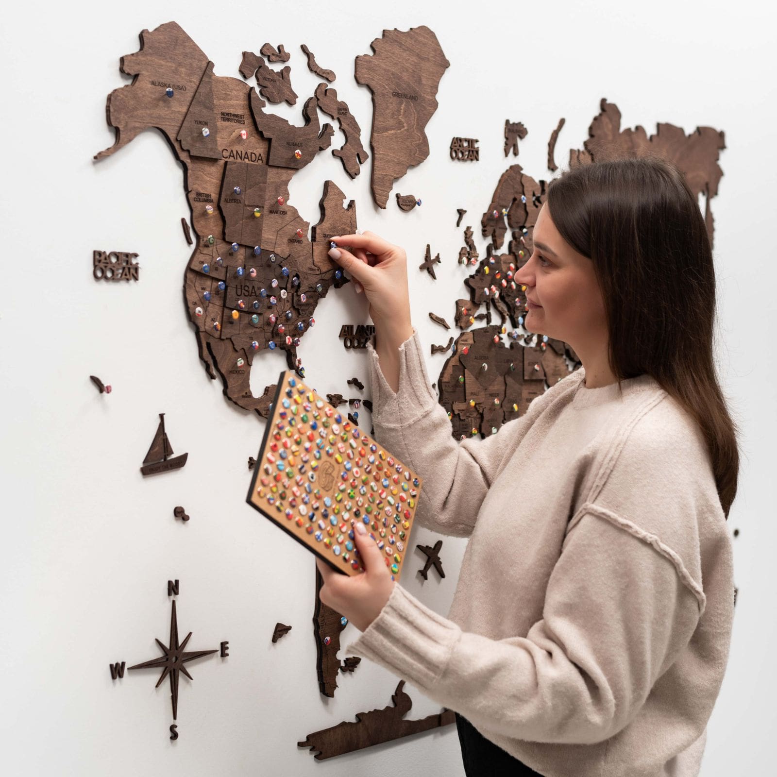 Mapa en pared color oscuro