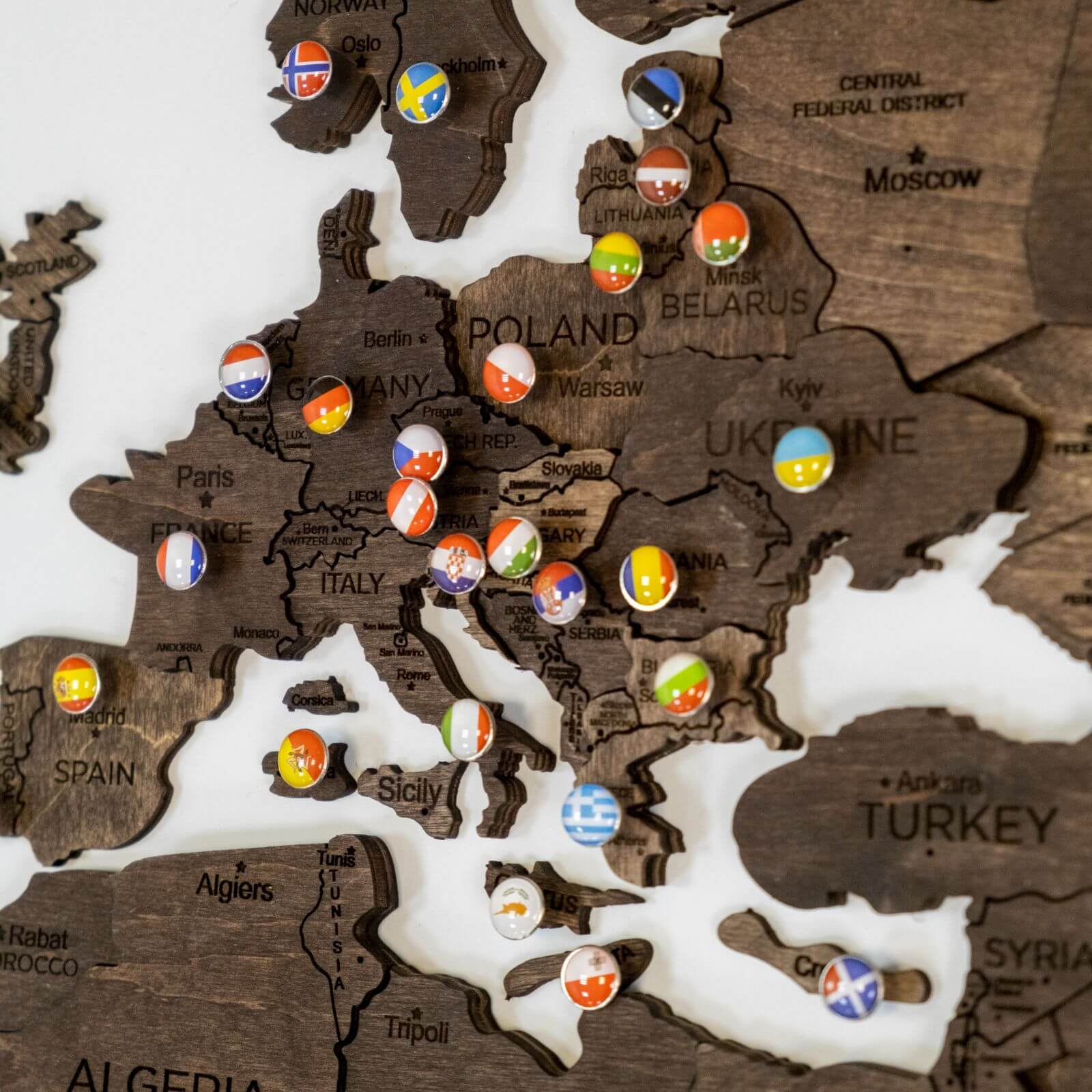 Mapa en pared color oscuro