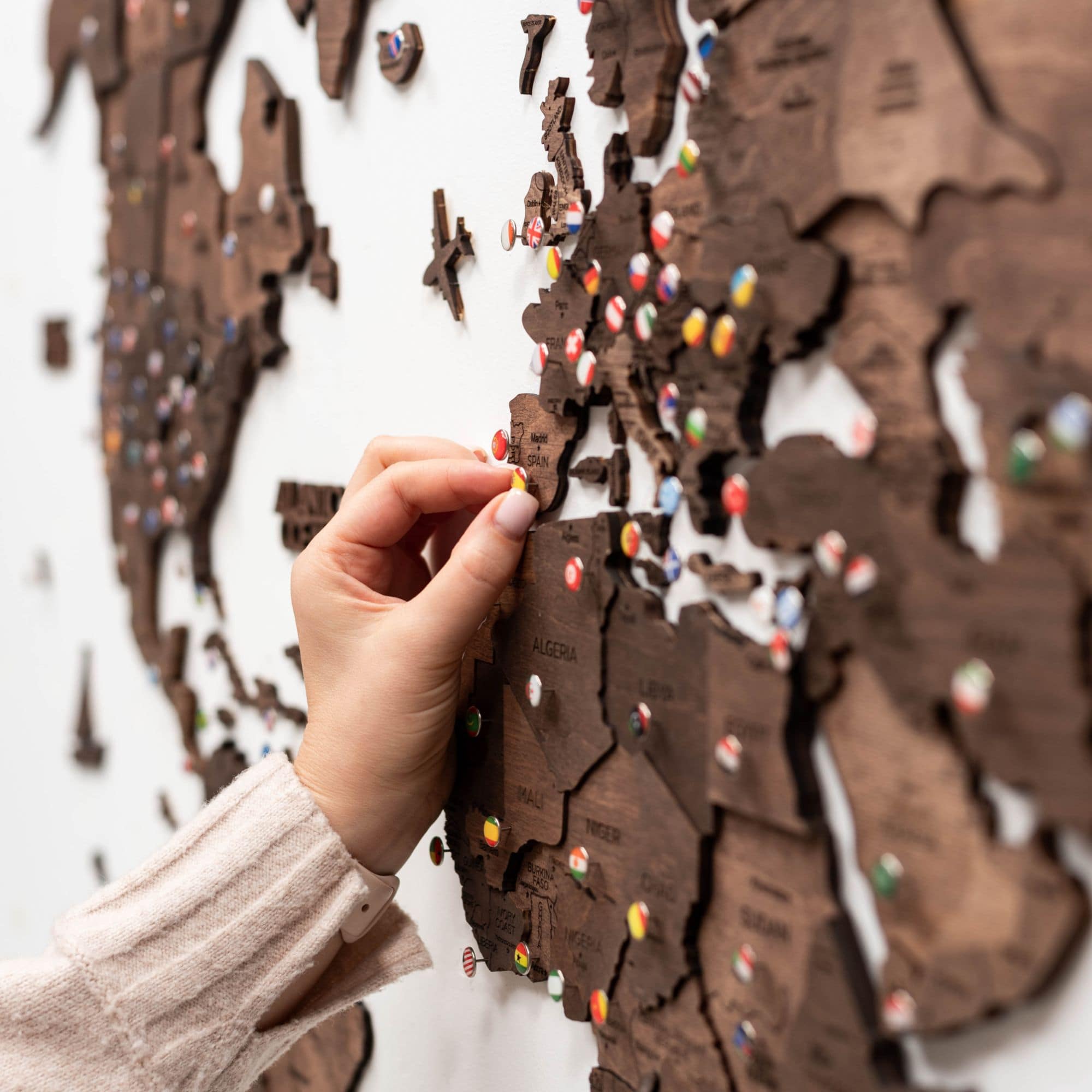 Mapa en pared color oscuro