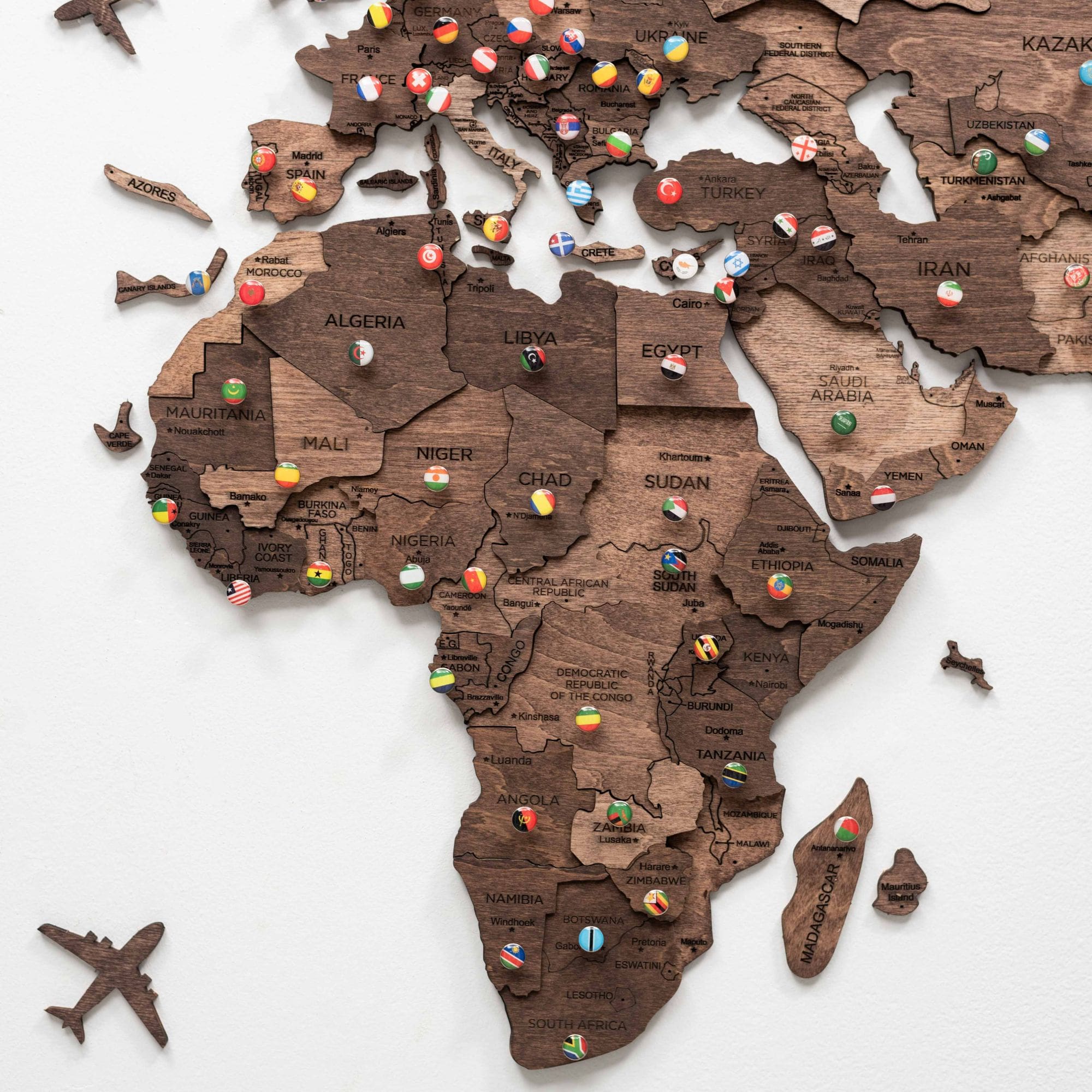 Mapa en pared color oscuro