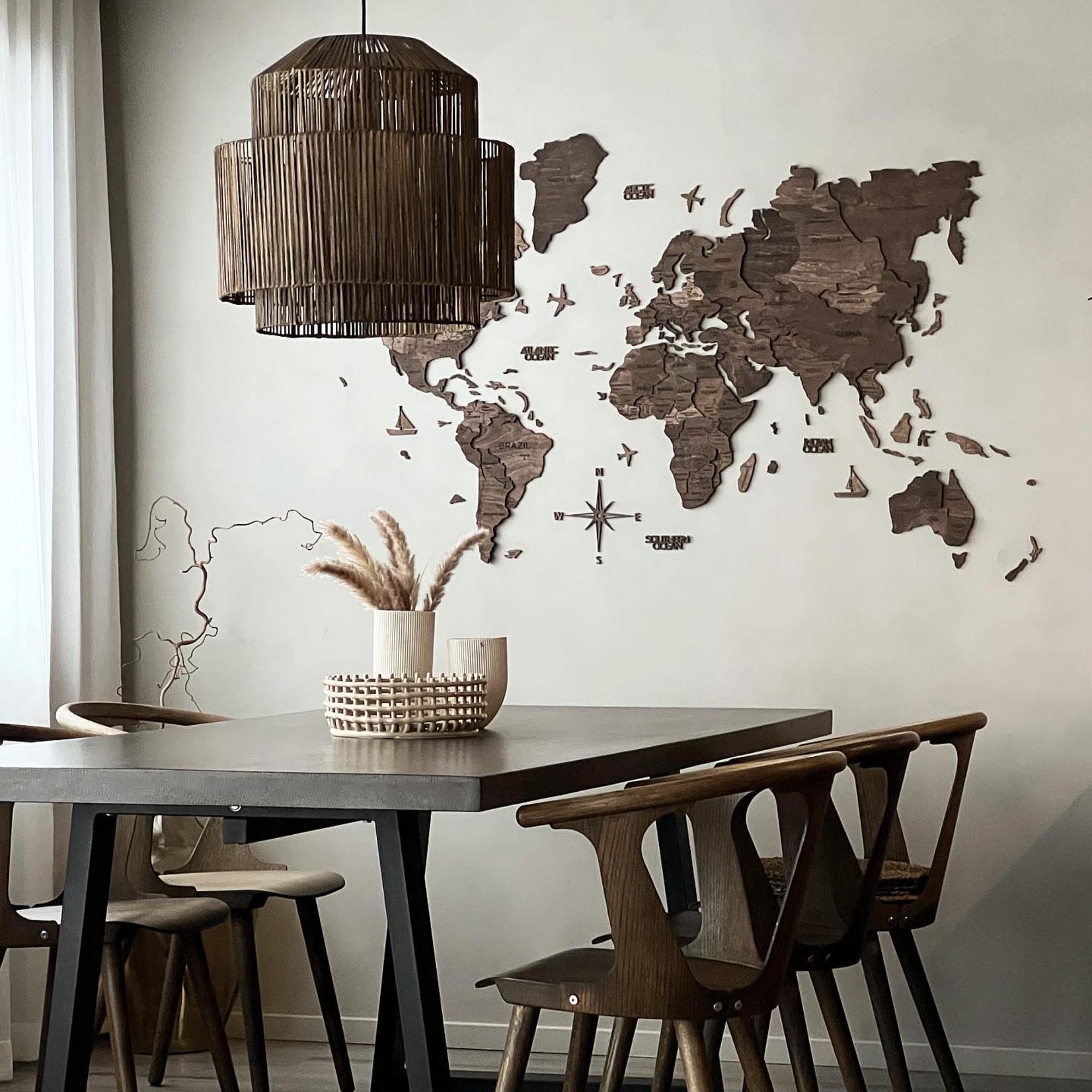 Mapa en pared color oscuro