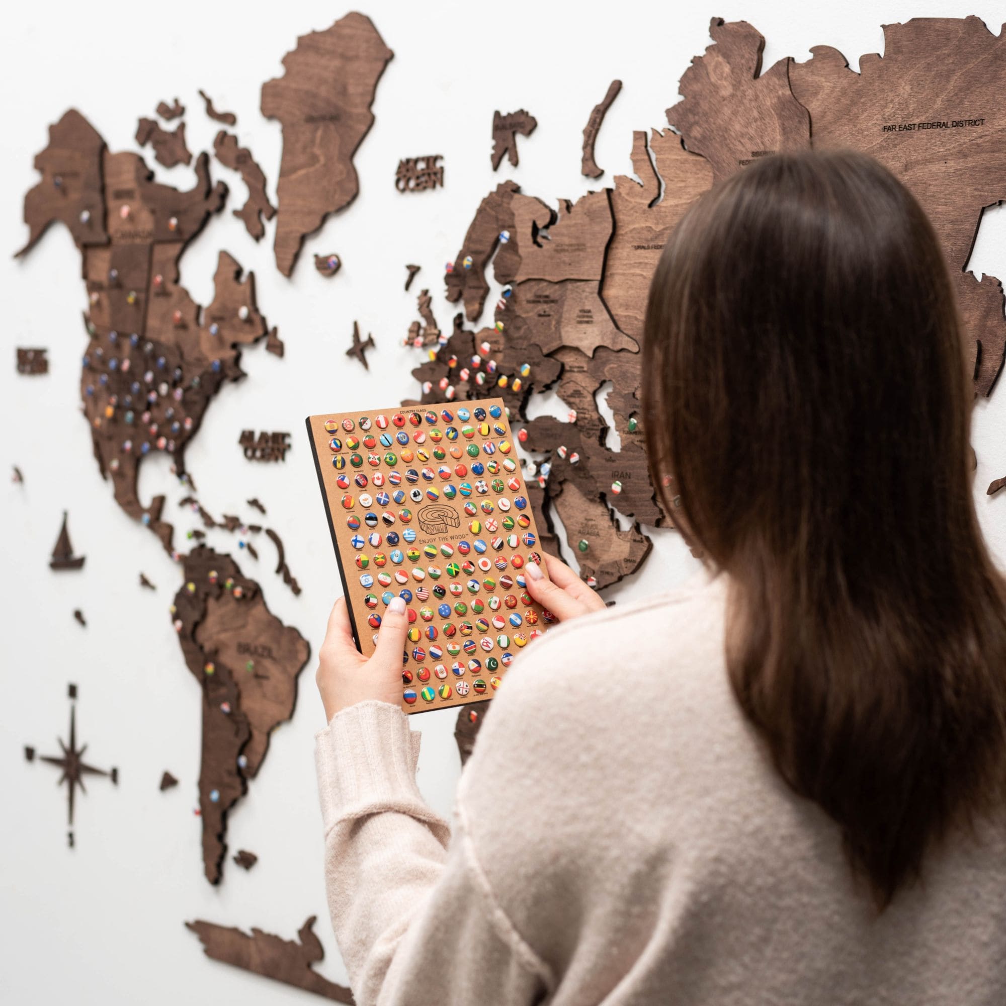 Mapa en pared color oscuro