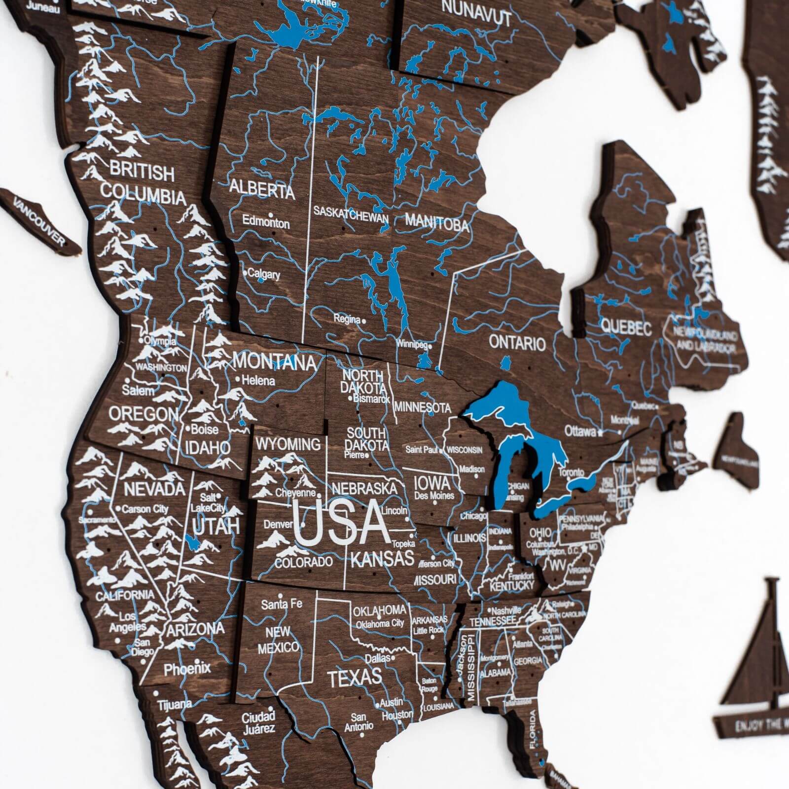 Mapa en pared color oscuro