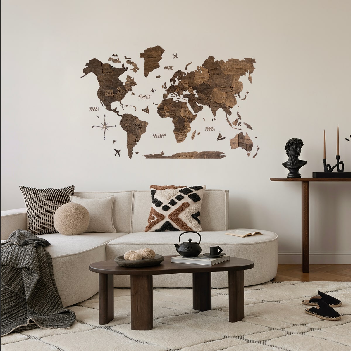 Mapa en pared color oscuro