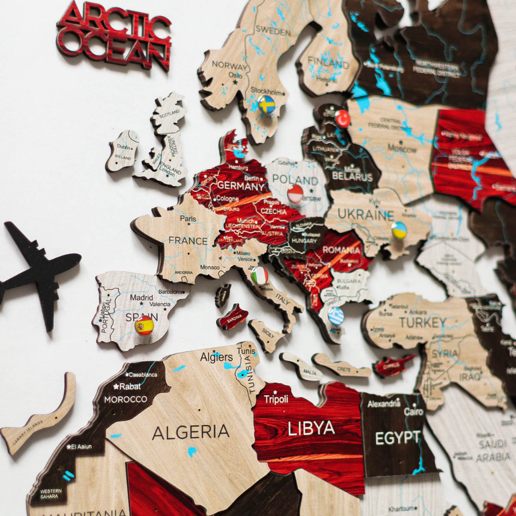 leuchtende Weltkarte aus Holz