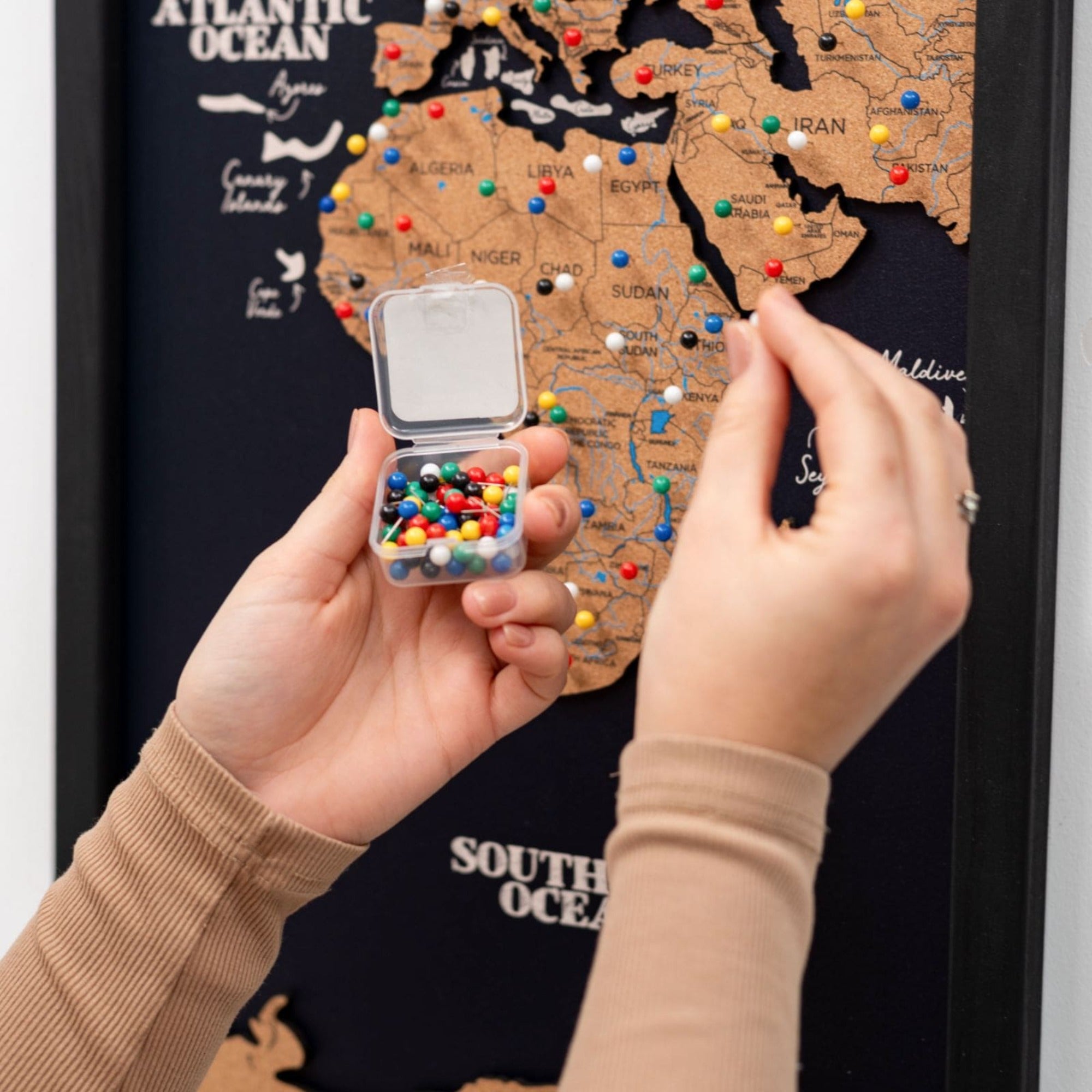 Mapamundi 3D de Madera Tríptico Negro