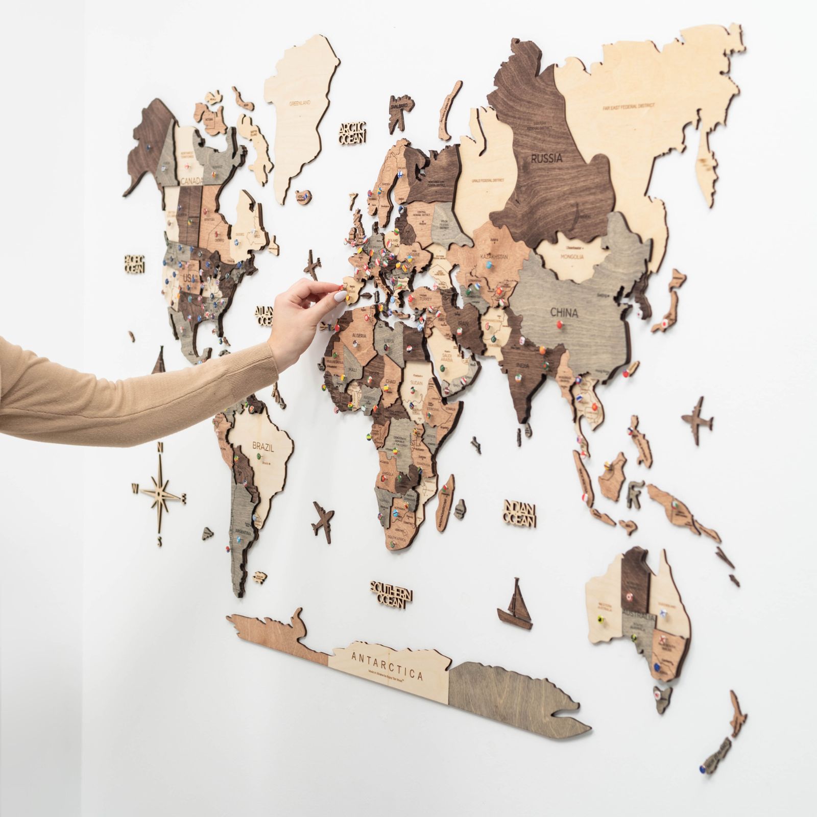 Mapa mundi de madera tono smokey 