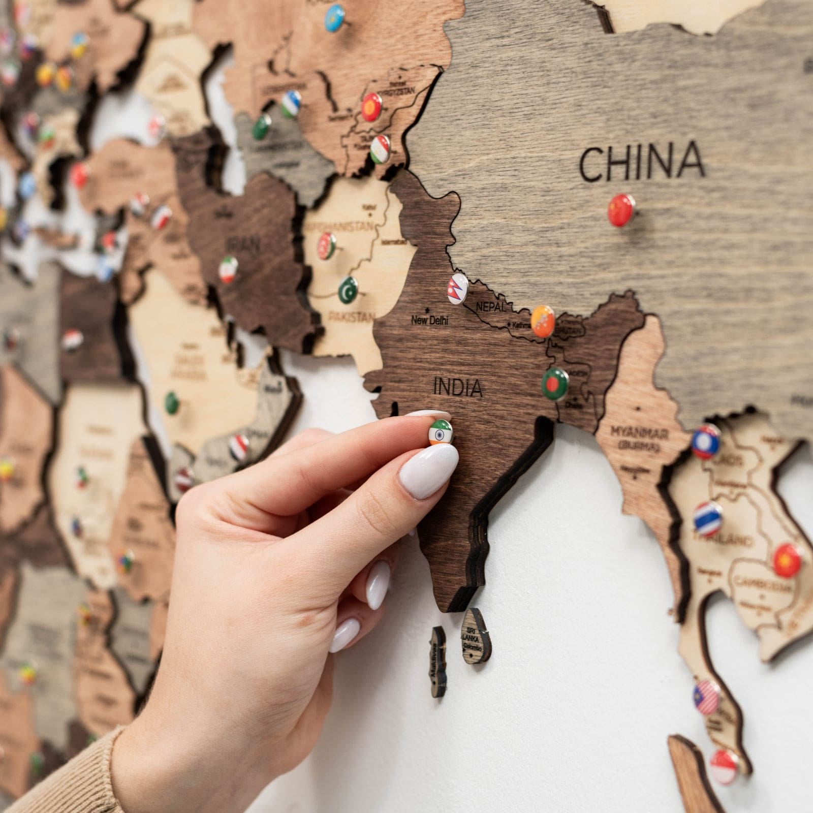Mapa mundi de madera tono smokey 