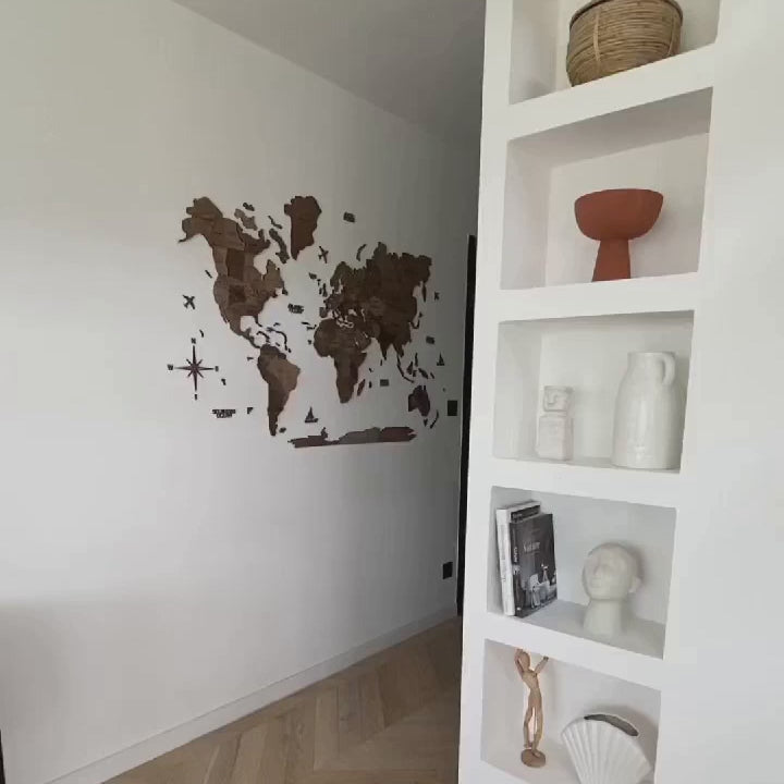 Mapa en pared color oscuro